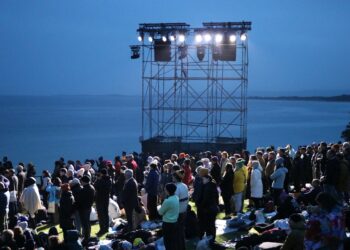 Binlerce kilometre uzaktan gelip atalarını andılar! Anzak koyunda Şafak Ayini