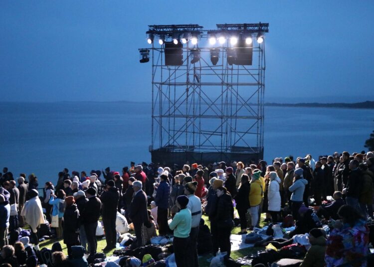 Binlerce kilometre uzaktan gelip atalarını andılar! Anzak koyunda Şafak Ayini