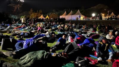Binlerce kilometre uzaktan gelip atalarını andılar! Anzak koyunda Şafak Ayini
