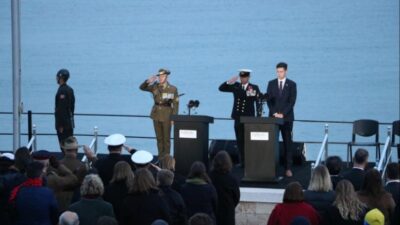 Binlerce kilometre uzaktan gelip atalarını andılar! Anzak koyunda Şafak Ayini