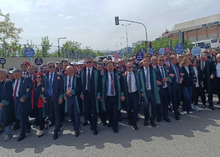 Avukatların'Büyük Savunma Mitingi' başladı 1 Avukatların’Büyük Savunma Mitingi’ başladı