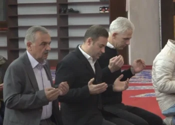 Balıkesir’de kazanan Ahmet Akın, Zağnos Paşa Camii’nde şükür namazı kıldı