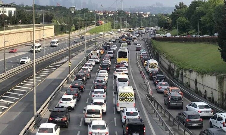 Bayramın son günü kamyon, çekici ve tanker cinsi araçlar için 24 saatlik trafik kısıtlaması