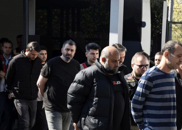 Bilirkişi raporu kusurlu buldu: Beşiktaş'ta 29 kişinin öldüğü gece kulübü yangınında 8 kişi tutuklandı 1 Bilirkişi raporu kusurlu buldu: Beşiktaş’ta 29 kişinin öldüğü gece kulübü yangınında 8 kişi tutuklandı