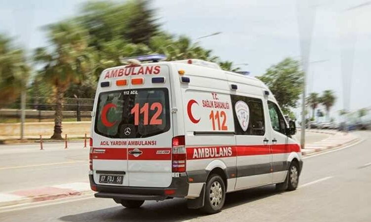 Beykoz'da ambulansa yol vermeyen sürücüye 30 bin lira ceza verildi 1 Beykoz’da ambulansa yol vermeyen sürücüye 30 bin lira ceza verildi