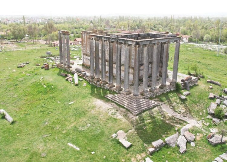 Dünyanın ilk borsasının üzerini örten toprak kalkıyor