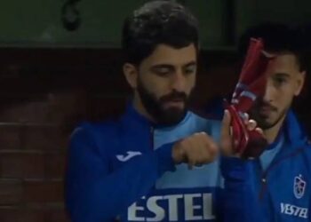 Umut Bozok çok konuşulan el hareketi için açıklama yaptı