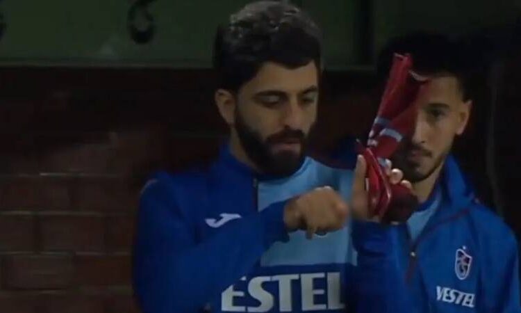 Umut Bozok çok konuşulan el hareketi için açıklama yaptı