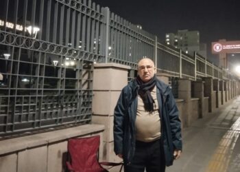 Mardin’deki elektrik kesintilerini protesto için Enerji Bakanlığı önünde oturma eylemi başlattı