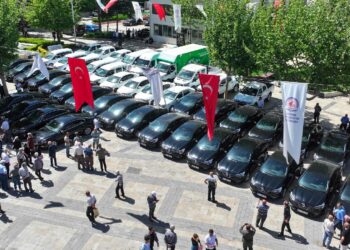 CHP’ye geçen Denizli Belediyesi, ihtiyaç fazlası araçları sergiledi