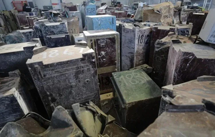 Maraş depremlerinde enkazdan çıkarılan çelik kasalar açıldı 1 Maraş depremlerinde enkazdan çıkarılan çelik kasalar açıldı