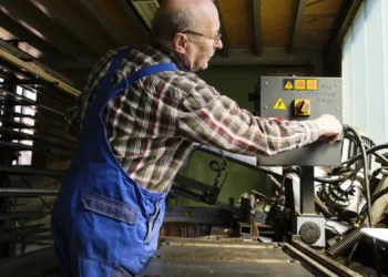 Maaş yetmeyince emekliler yeniden iş başı yaptı! Çalışan emekli sayısı 1 milyon 125 bin arttı