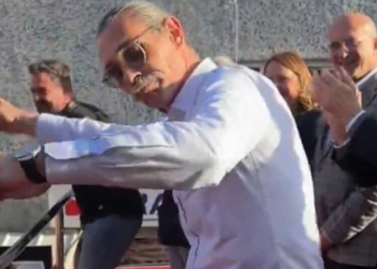 Erdal Beşikçioğlu’ndan zafer coşkusu: Roman havası, zeybek, erik dalı, horon…