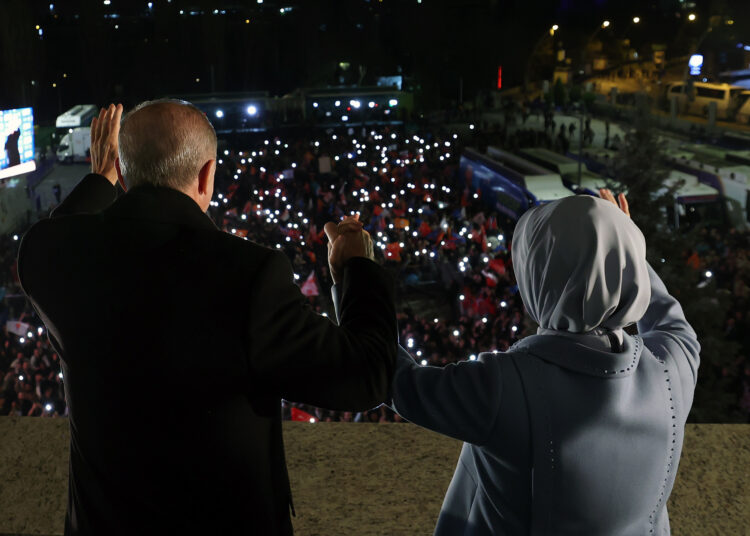 Mümtaz’er Türköne yazdı… Görgüsüzlük kaybetti