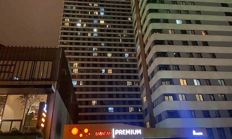 Esenyurt’ta feci olay: 24 yaşındaki kadın 30'uncu kattan düştü 1 Esenyurt’ta feci olay: 24 yaşındaki kadın 30’uncu kattan düştü