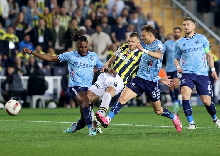Fenerbahçe evinde Adana Demirspor’u 4-2 mağlup etti