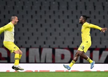 Fenerbahçe maç fazlasıyla liderlik koltuğunda