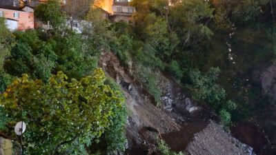 Gaziosmanpaşa’da toprak kayması nedeniyle 24 bina boşaltıldı 2 Gaziosmanpaşa’da toprak kayması nedeniyle 24 bina boşaltıldı