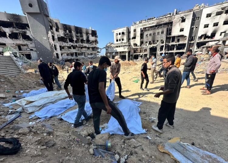 Gazze’de Şifa Hastanesinde toplu mezar bulundu