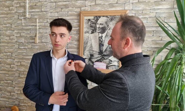18 yaşında muhtar oldu