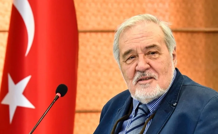 İlber Ortaylı uçakta fenalaştı!