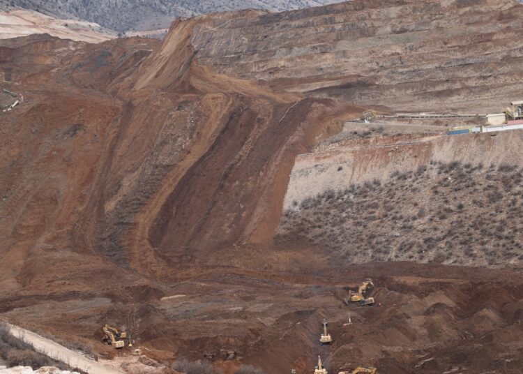 İliç’te toprak altından otomobil çıkarıldı: İçinden bir kişinin cesedi çıktı