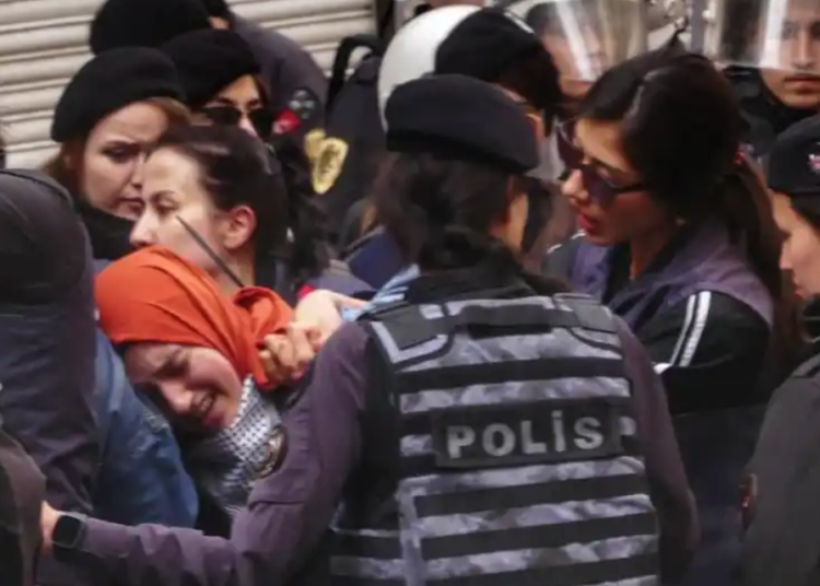 Tel Aviv’deki İsrail protestolarını yakından takip eden Anadolu Ajansı, Taksim'deki polis şiddetini görmedi 1 Tel Aviv’deki İsrail protestolarını yakından takip eden Anadolu Ajansı, Taksim’deki polis şiddetini görmedi