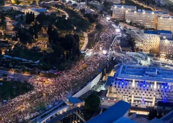On binlerce İsrailli, Netanyahu’yu protesto etti, istifasını istedi