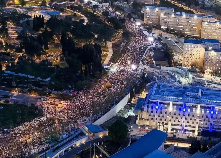 On binlerce İsrailli, Netanyahu'yu protesto etti, istifasını istedi 1 On binlerce İsrailli, Netanyahu’yu protesto etti, istifasını istedi
