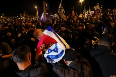 On binlerce İsrailli, Netanyahu'yu protesto etti, istifasını istedi 2 On binlerce İsrailli, Netanyahu'yu protesto etti, istifasını istedi