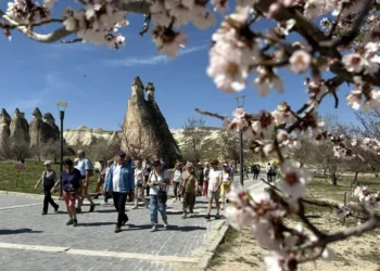 Kapadokya’da iğne atılsa yere düşmüyor