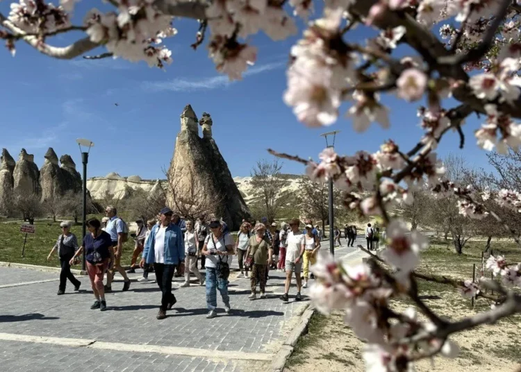 Kapadokya’da iğne atılsa yere düşmüyor
