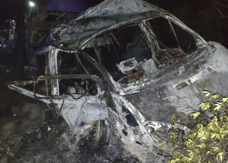 Minibüs uçurumdan yuvarlanıp yandı: 3 ölü ve 18 yaralı