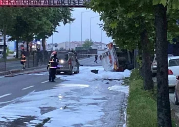 Tanker faciası ucuz atlatıldı! Dökülen benzinin patlama ihtimaline karşın yol kapatıldı evler boşaltıldı
