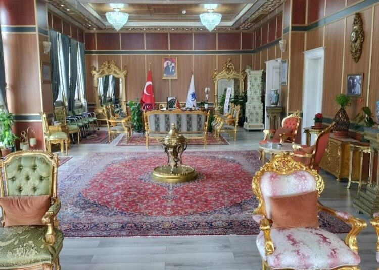 Şatafatıyla gündem olan belediye seçim gecesi 100 milyon TL harcamış 1 Şatafatıyla gündem olan belediye seçim gecesi 100 milyon TL harcamış