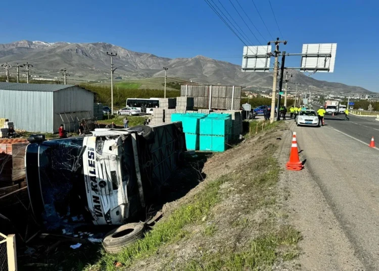 Malatya’da yolcu otobüsü devrildi: 15 yaralı 1 Malatya’da yolcu otobüsü devrildi: 15 yaralı