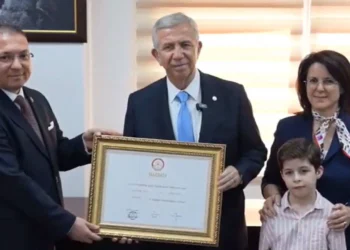 Mansur Yavaş mazbatasını aldı