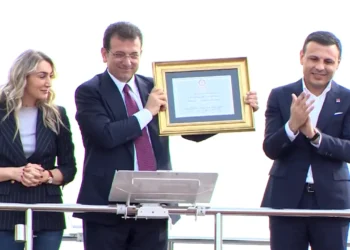 Ekrem İmamoğlu, mazbatasını aldı
