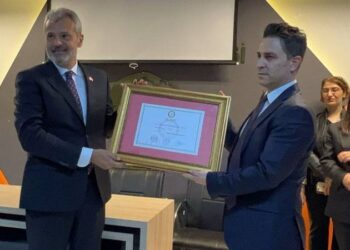 Hatay Büyükşehir Belediye Başkanı AK Parti’li Mehmet Öntürk, mazbatasını aldı