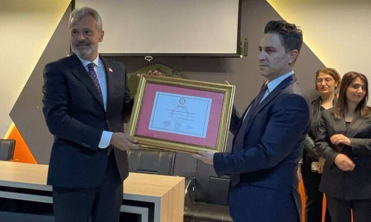 Hatay Büyükşehir Belediye Başkanı AK Parti’li Mehmet Öntürk, mazbatasını aldı