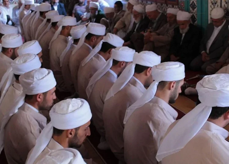 Menzil tarikatını dünyalıkların paylaşımı parçaladı! Kardeşler arasında yolsuzluk ve dolandırıcılık suçlaması 1 Menzil tarikatını dünyalıkların paylaşımı parçaladı! Kardeşler arasında yolsuzluk ve dolandırıcılık suçlaması