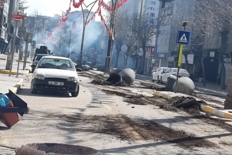 Olayları bastırmak için sıkıyönetim! Van ve Bitlis'e 15 gün giriş-çıkış yasak 1 Olayları bastırmak için sıkıyönetim! Van ve Bitlis’e 15 gün giriş-çıkış yasak