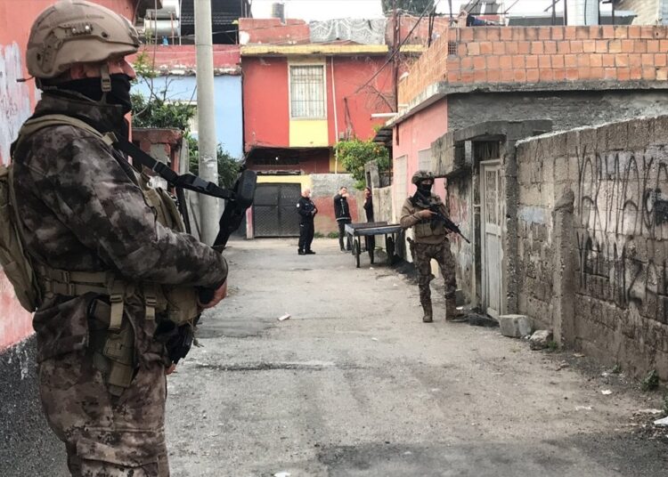 Sahte 'kiralık bungalov' ilanıyla 18 bin kişiyi dolandıranlara operasyon 1 Sahte ‘kiralık bungalov’ ilanıyla 18 bin kişiyi dolandıranlara operasyon