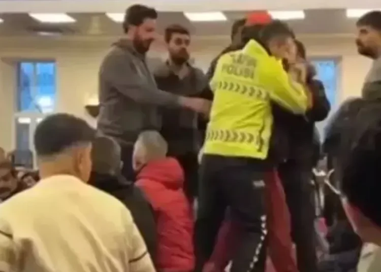 Örümcek adam kostümüyle namaz kılan genç: Polislerce darp edildim 1 Örümcek adam kostümüyle namaz kılan genç: Polislerce darp edildim