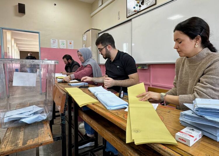 Bu pazar 3 ilçe ve 4 beldede yeniden seçim yapılacak 1 O ilçede oylar yeniden sayıldı, belediye başkanlığı Yeniden Refah Partisi’nden AK Parti’ye geçti
