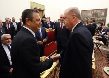 Mümtaz’er Türköne yazdı I Mücadele mi, müzakere mi?