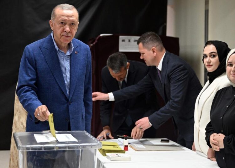 Son ankette bir ilk: Erdoğan ilk kez ikinci sıraya geriledi