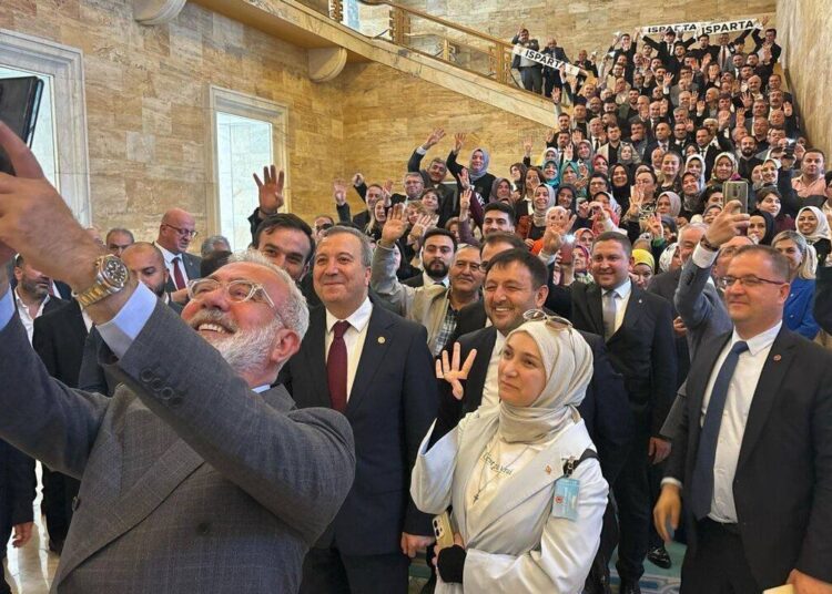 AK Parti’li vekilden 562 bin liralık saat savunması: ‘Alın teri, takmaya devam edeceğim’