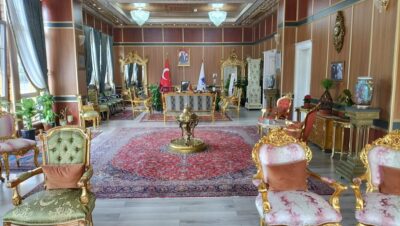 Belediye binasındaki gösteriş Cumhurbaşkanlığı Sarayı’yla yarışıyor 2 Belediye binasındaki gösteriş Cumhurbaşkanlığı Sarayı’yla yarışıyor