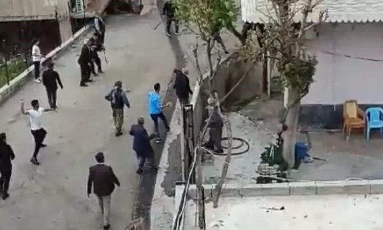 Seçim bitti kavga devam ediyor: AK Parti'li aday ile YRP'li adayın aileleri birbirine girdi 1 Seçim bitti kavga devam ediyor: AK Parti’li aday ile YRP’li adayın aileleri birbirine girdi